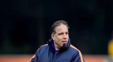 سر استثناء الخبير الأجنبي من مقصلة قطاع الكرة بالأهلي